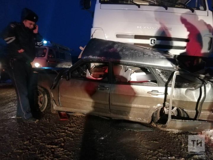 Легковушку смяло под колесами «КАМАЗа» на трассе в РТ, водитель авто погиб на месте