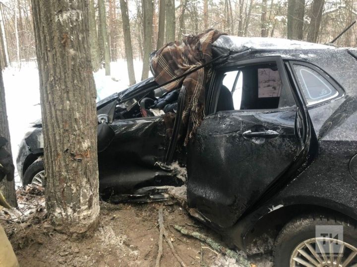 В Зеленодольске женщина погибла за рулем, влетев на авто в дерево
