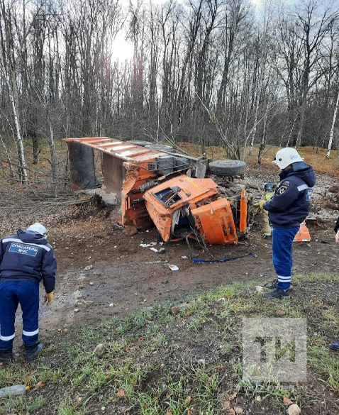 Самосвал вылетел с трассы в кювет в Татарстане, водитель погиб