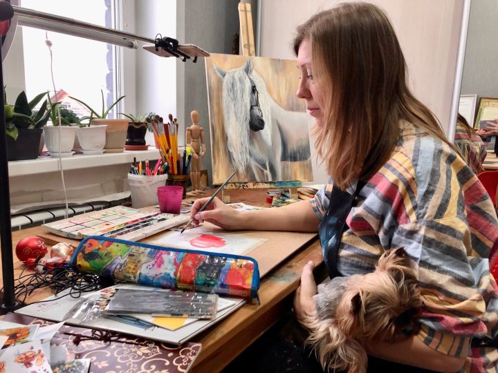 Профессиональная художница Ольга Шамшурина помогает перевоплощать эмоции в картины