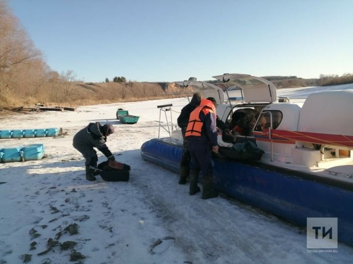 В Татарстане спасли троих рыбаков, которые оказались отрезанными водой на льду