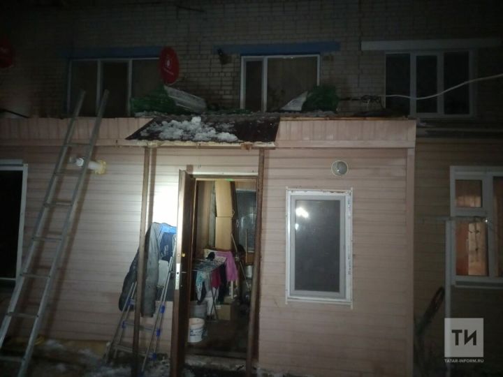Ребенок надышался дымом на пожаре в пристрое к жилому дому в Татарстане