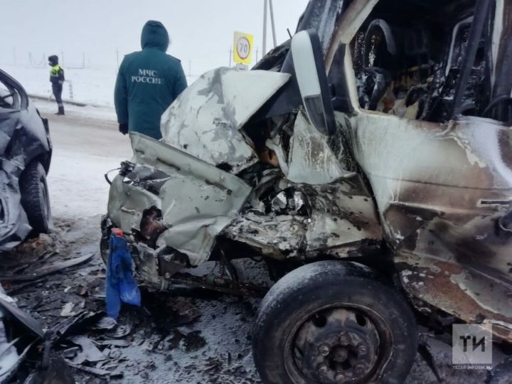 В лобовом столкновении «ГАЗели» и легкового авто в Татарстане погиб один из водителей