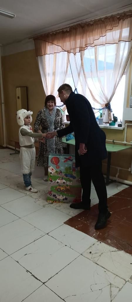 Депутат Совета района Артур Сабирьянов исполнил заветные желания детей семьи Газиззяновых из Малого Битамана