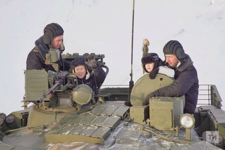 Минниханов исполнил новогоднее желание мальчика из Челнов, мечтавшего покататься на танке