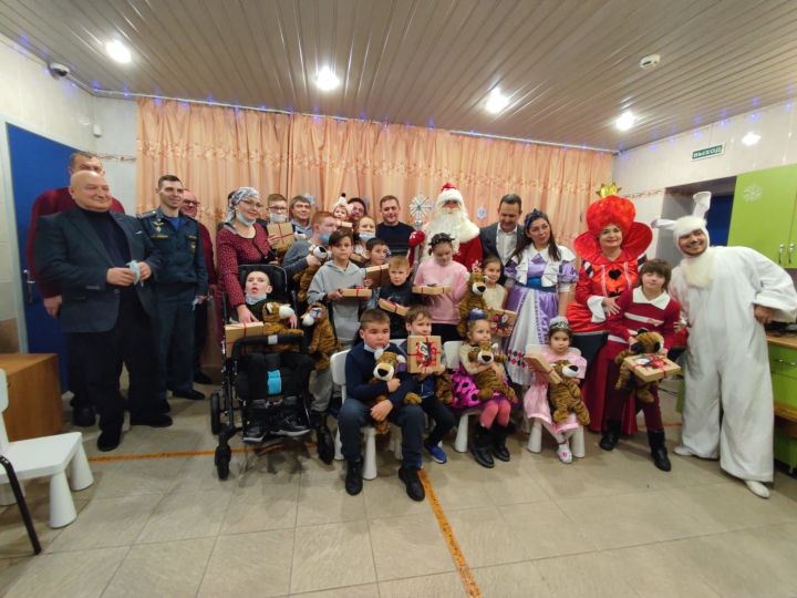 Участники ХК «Фемида» подарили высокогорским детям новогоднее волшебство