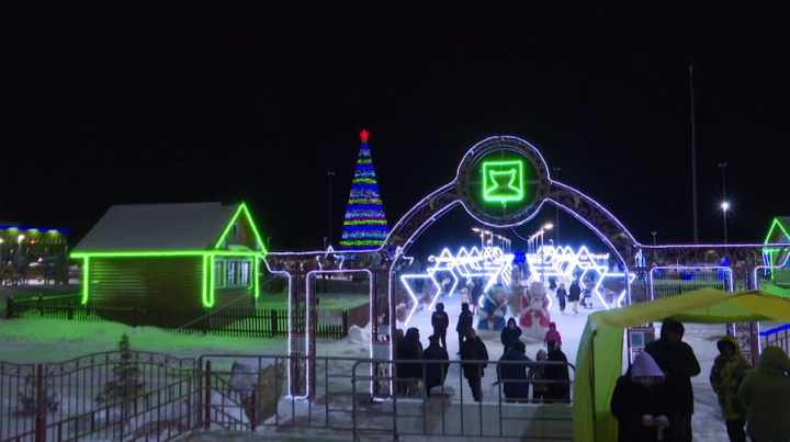 Зажглись огни на главной новогодней ёлке Высокогорского района
