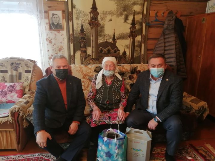 Рустам Калимуллин с Равилем Хисамутдиновым посетили жительницу села Альдермыш