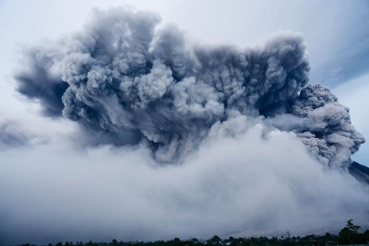 В Индонезии в результате выброса дыма и пепла после извержения вулкана на острове Ява погибли 14 человек