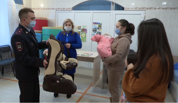 В Высокогорском районе многодетным семьям вручили детские автокресла