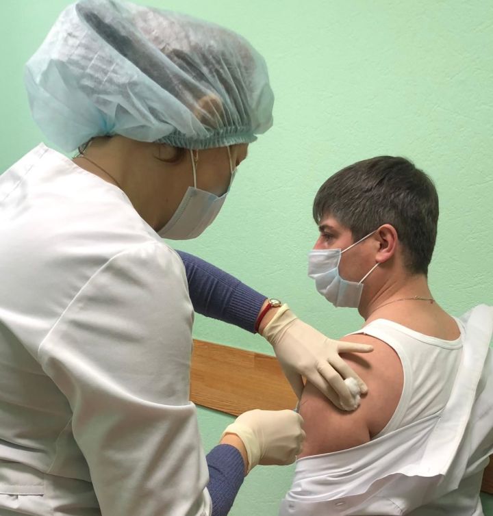 Сотрудники Совета и Исполнительного комитета Высокогорского района прошли вакцинацию от COVID-19