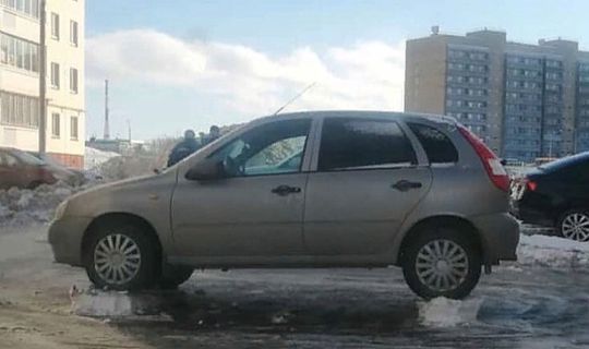 В Челнах дворники вызвали восхищение горожан снимком авто на снежных «кирпичиках»