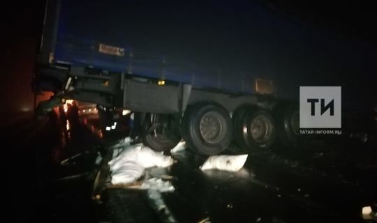 Под Челнами шофера фуры насмерть засыпало сахаром после ДТП с другим грузовиком