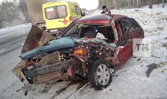 Авто превратилось в груду металла после столкновения с «ГАЗелью» под Казанью