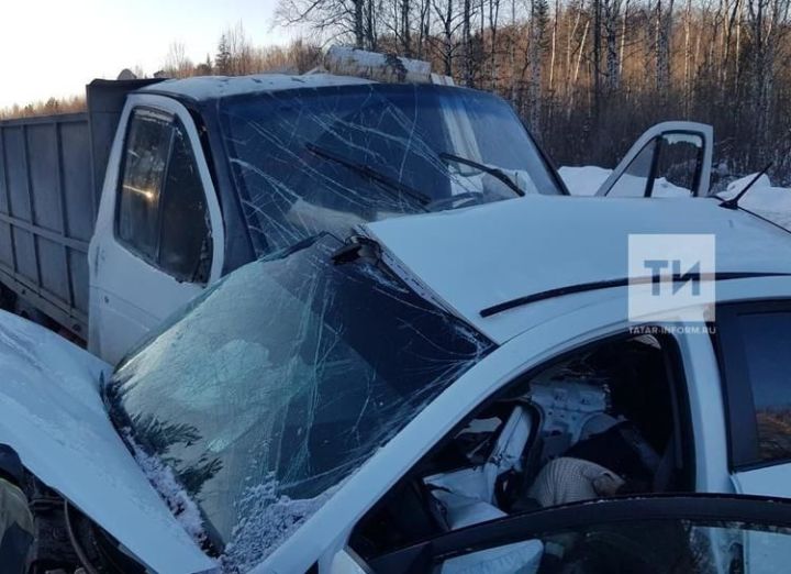 Водитель легковушки вылетела на встречку и погибла в аварии с грузовиком в РТ