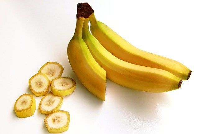Диетологи и врачи рассказали, есть ли польза в бананах