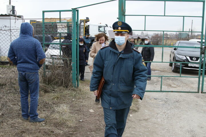 В Татарстане оштрафовали компанию мужчин, которые жарили шашлыки слишком близко к садовому домику