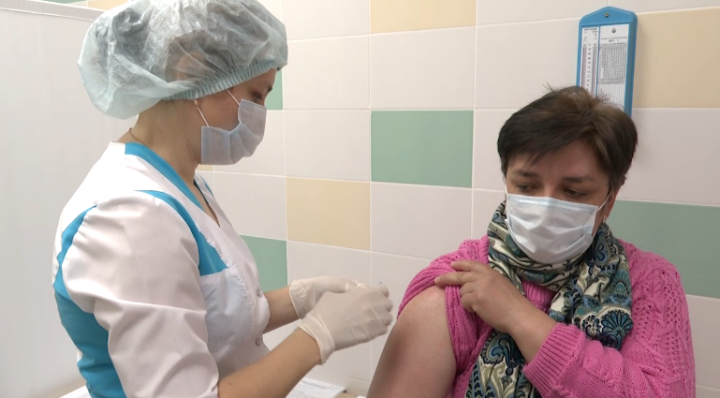 8 работников Центра социального обслуживания населения «Эмет» сделали прививку от коронавируса
