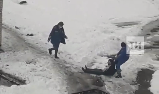 В Нижнекамске сняли на видео, как врачи скорой помощи тащут мужчину по снегу