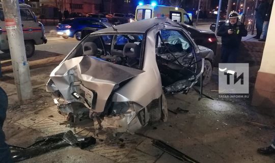 В страшном ночном ДТП в Казани пострадал водитель и четверо подростков