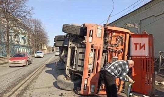 В Казани груженный щебнем «КАМАЗ» снес столб и забор, и завалился на бок