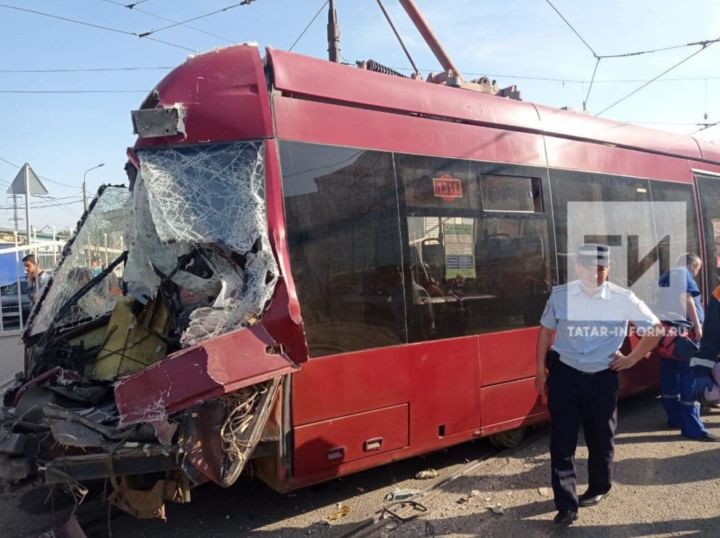 В Казани у Компрессорного столкнулись два трамвая, четверо пострадавших