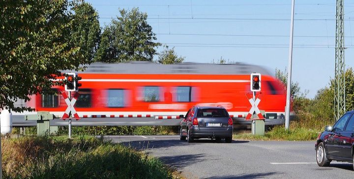 С мая вступили в силу новые штрафы за пересечение железнодорожных переездов