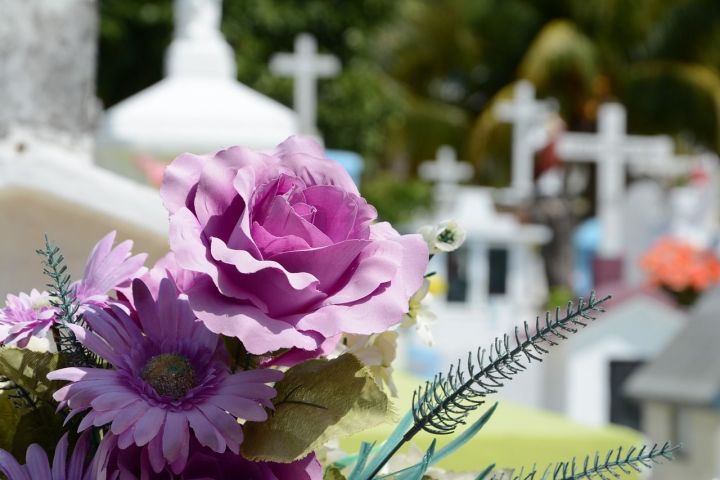 Почему церковь против искусственных цветов на кладбище