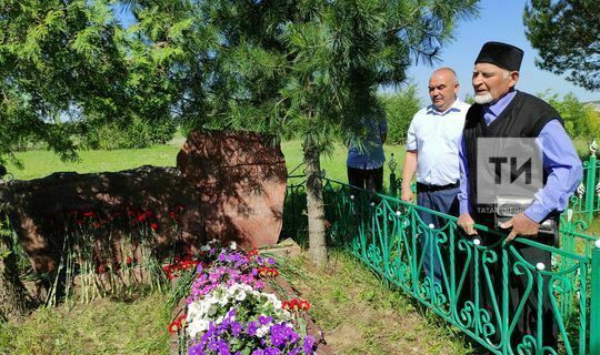 В деревне Альдермыш писатели возложили цветы к могиле журналиста Тауфика Айди