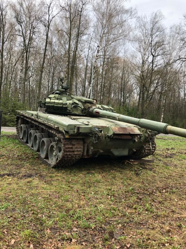 В Парк Победы села Высокая Гора прибыл танк Т-80