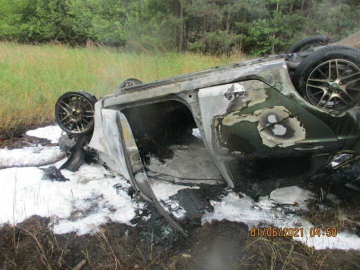 В Татарстане авто вылетело в кювет и загорелось , водителя из салона вытащили очевидцы
