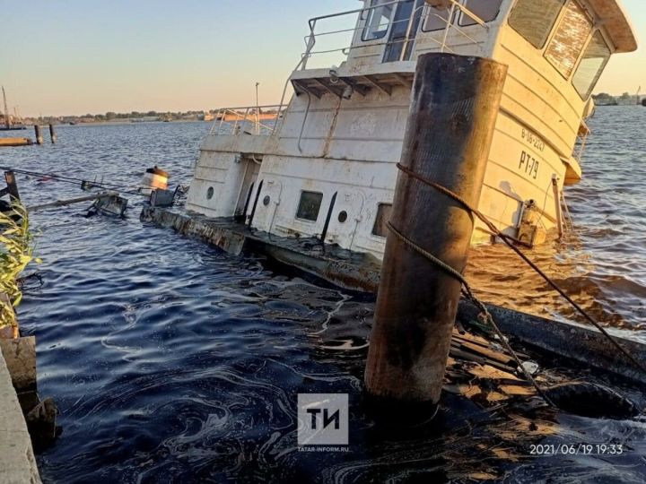 В акватории Волги в Казани затонуло судно, топливо вылилось в воду