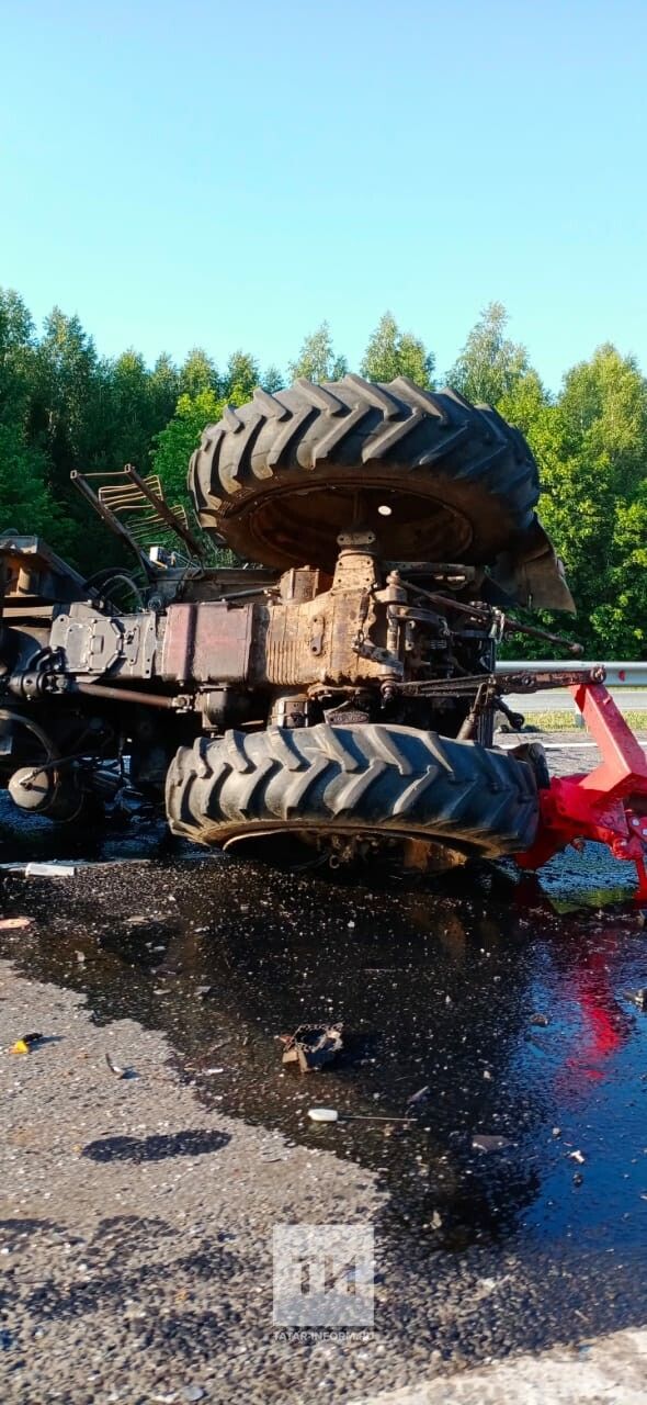 На трассе М7 под Челнами внедорожник снес трактор, три человека погибли