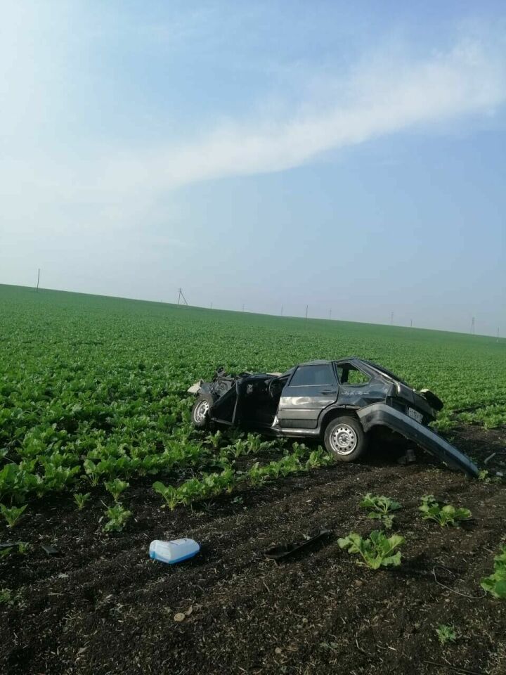 Юный водитель сломал позвоночник, вылетев на авто в поле в Татарстане