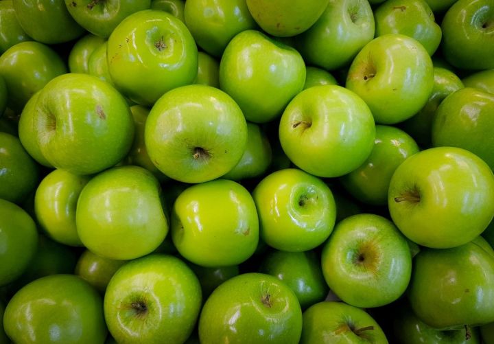 Эндокринолог рассказала, кому противопоказаны зеленые яблоки