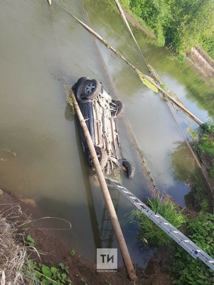 Тела двоих мужчин нашли в утонувшем внедорожнике в реке в Татарстане