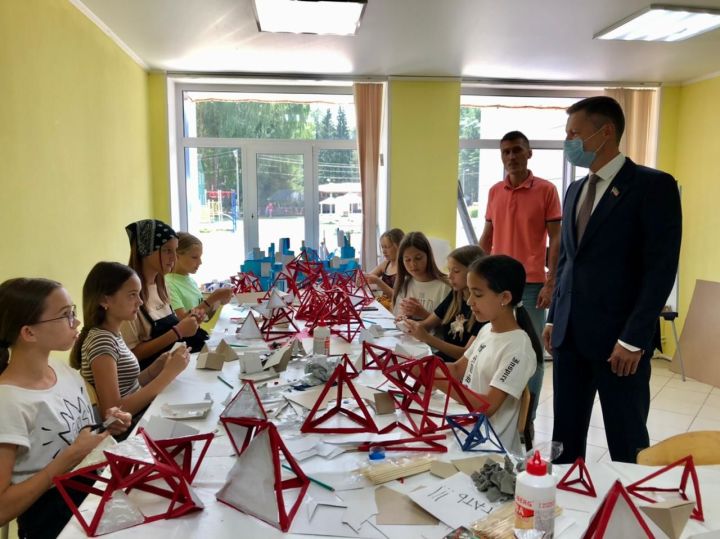 Депутат Государственного Совета РТ Азат Зиганшин посетил детский лагерь «Костёр»