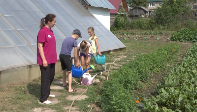 Школьники Высокогорского района в период летних каникул успевают поработать на благо своих школ