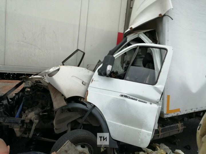 Водитель «ГАЗели»  пострадал, влетев на трассе в РТ под фуру