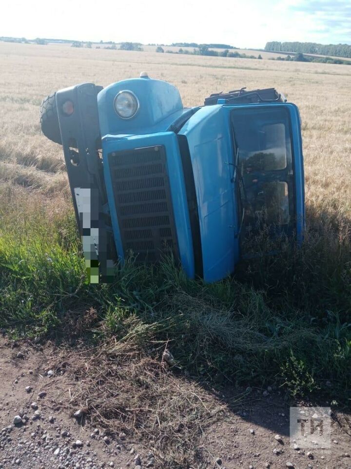 В Татарстане пьяный водитель грузовика не удержал авто на трассе и завалился в кювет