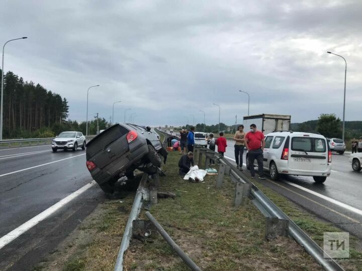 В Татарстане автомобиль сбил на трассе женщину с дочкой, мать скончалась на месте