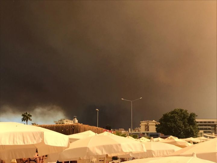 Головы отдыхающих туристов в Анталье посыпает пеплом, а они собираются на пляж