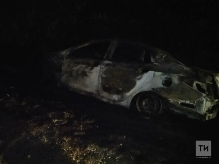 Две девушки успели выскочить из авто, которое вылетело с трассы в РТ в кювет и загорелось