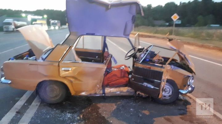 Один человек погиб в страшной аварии с BMW и «копейкой» на трассе в Татарстане