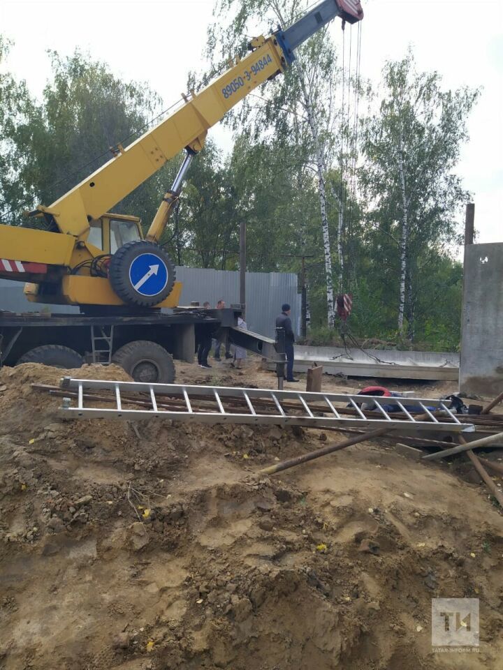 В Казани рабочего насмерть придавило бетонным забором