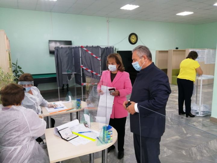 Глава Высокогорского района Рустам Калимуллин проголосовал в Чернышевском доме культуры