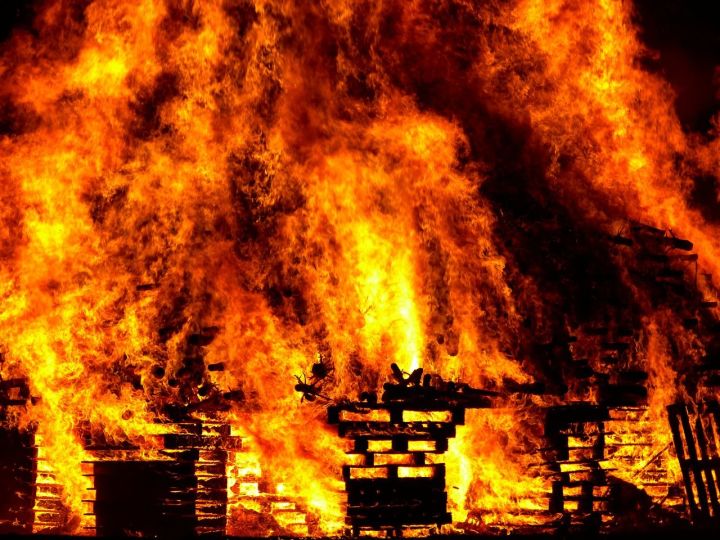 В Каймарах в результате поджога сгорел железный вагончик