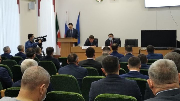 На 19-й сессии Совета Высокогорского района Равиль Хисамутдинов отметил актуальность темы вакцинации