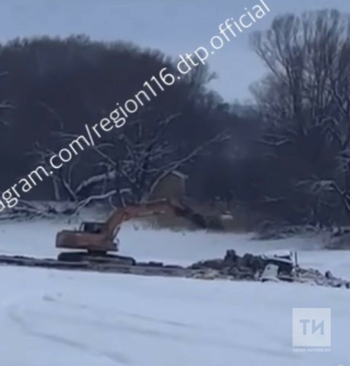 Под Казанью жители поселка вытащили повалившиеся под лед трактор и экскаваторы