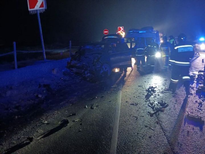 В лобовом столкновении двух авто на трассе в Татарстане погиб один из пассажиров
